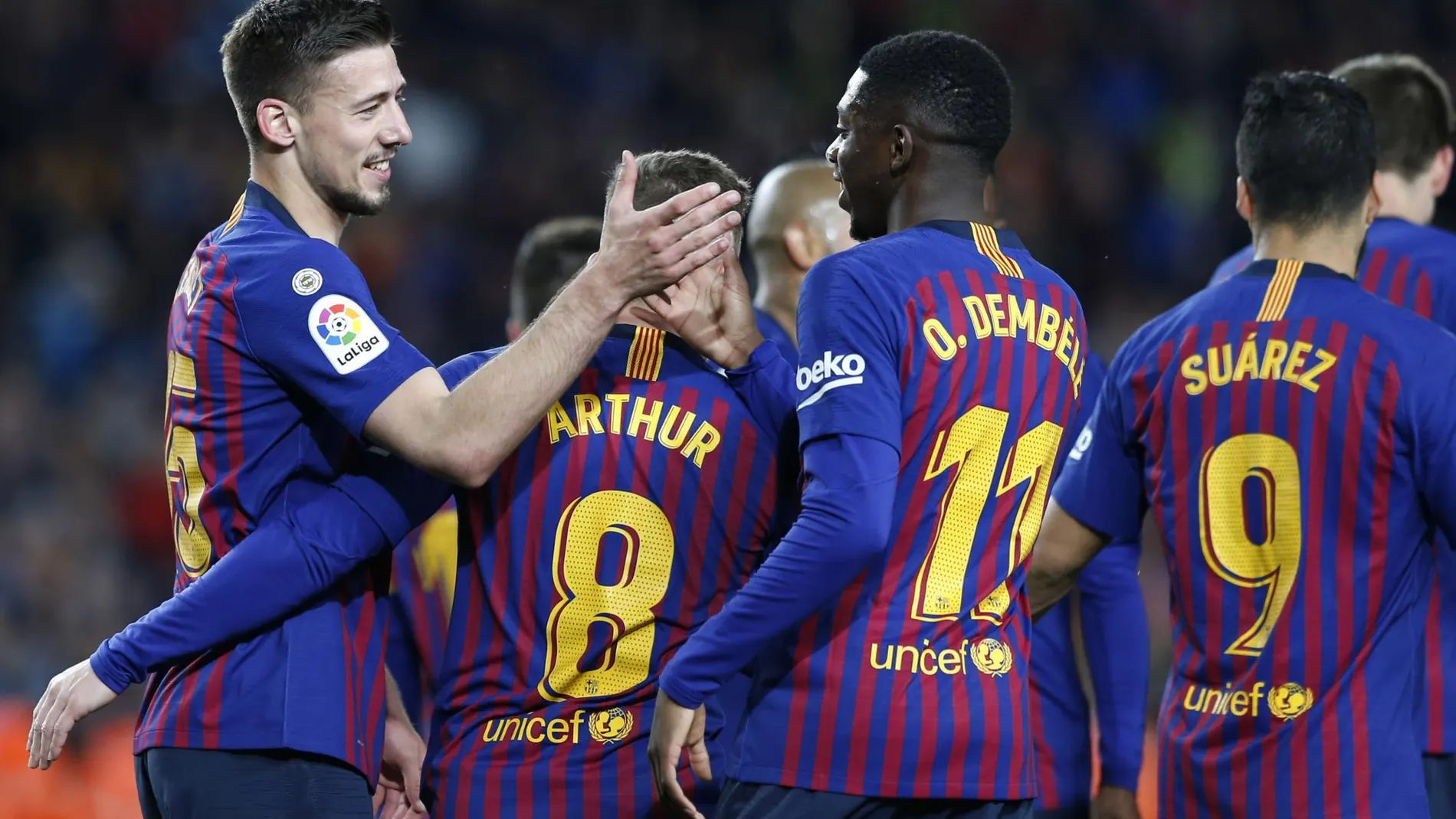 Los futbolistas del Barcelona celebran uno de los goles que marcaron la última jornada