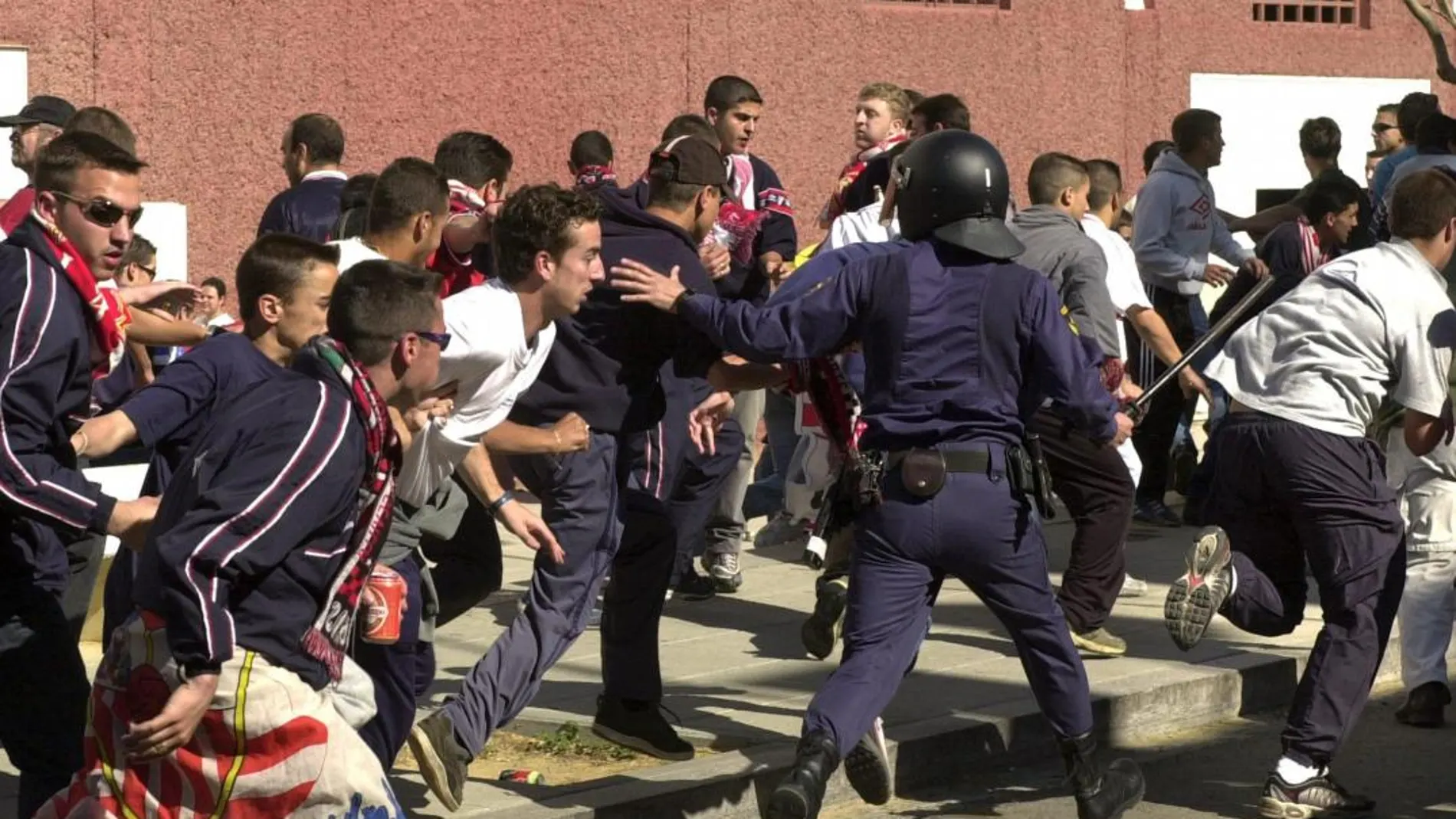 Imagen de archivo de enfrentamientos entre aficionados del Sevilla y del Betis.