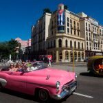 Un automóvil estadounidense clásico transita con turistas por las calles de La Habana/Efe