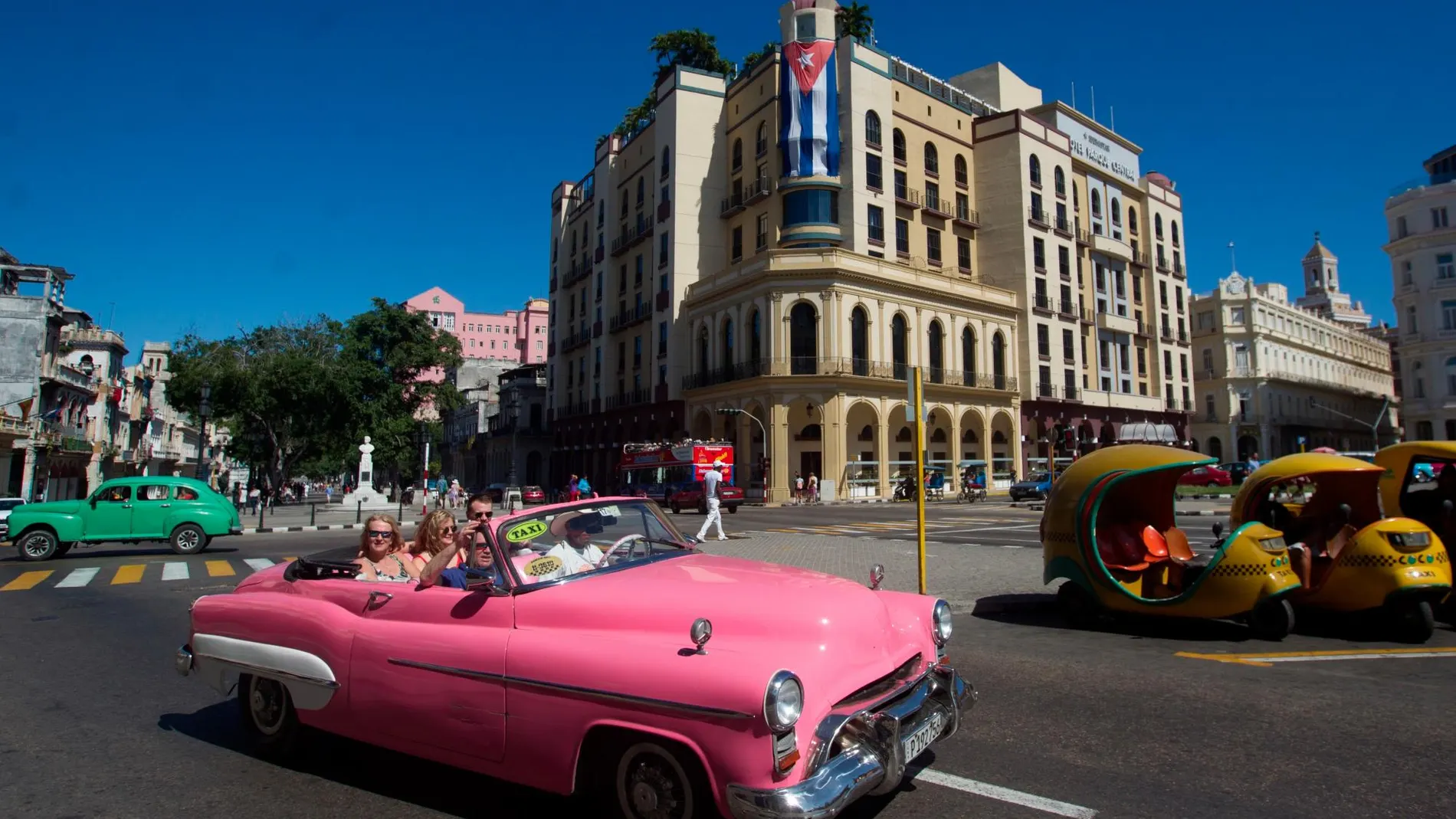 Un automóvil estadounidense clásico transita con turistas por las calles de La Habana/Efe
