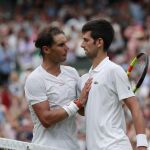 Novak Djokovic y Rafael Nadal se felicitan tras el final del partido que ha ganado el serbio. (Andrew Couldridge, Pool via AP)