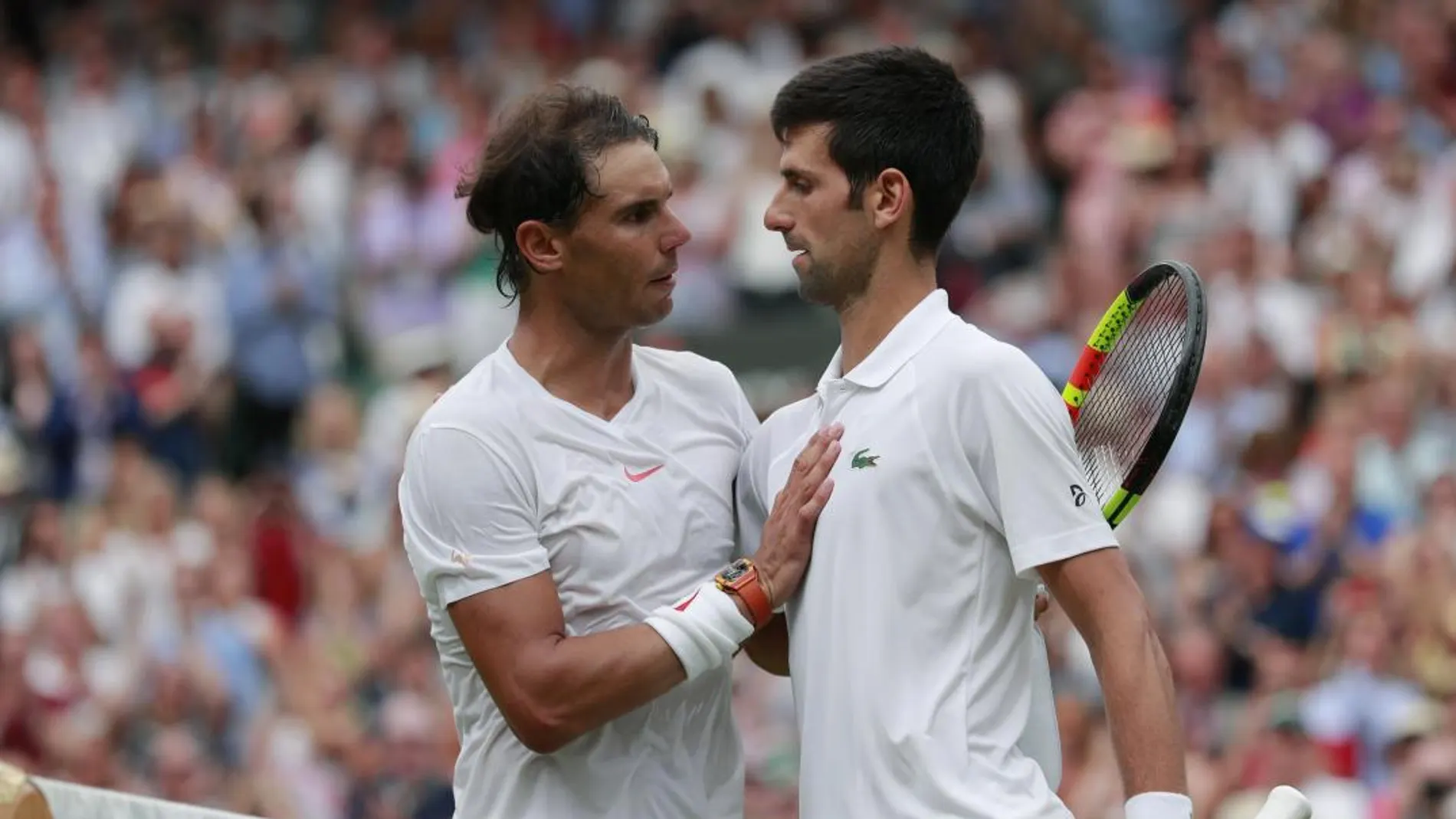 Novak Djokovic y Rafael Nadal se felicitan tras el final del partido que ha ganado el serbio. (Andrew Couldridge, Pool via AP)