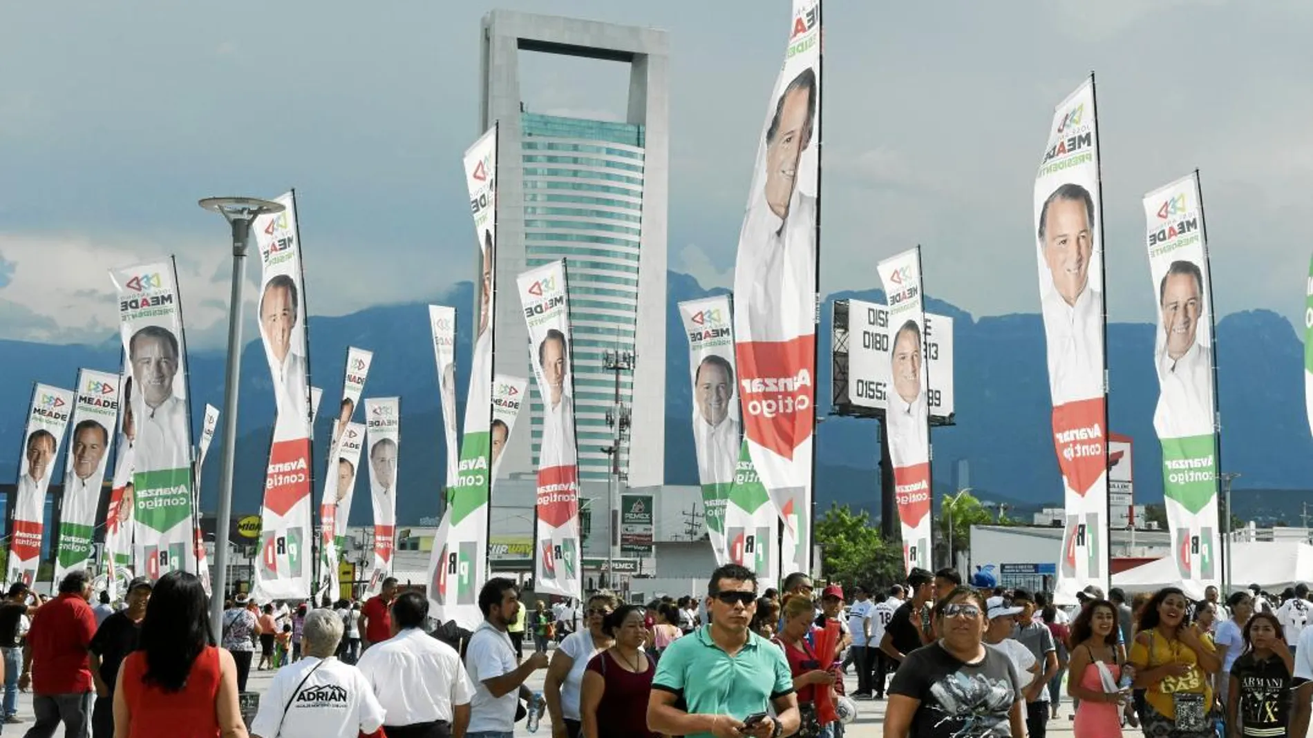Los seguidores del candidato José Antonio Meade, del PRI, participan en el cierre de campaña de su candidato