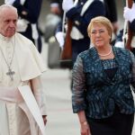 La presidenta de Chile, Michelle Bachelet (d), recibe al papa Francisco (i) a su llegada al Aeropuerto Internacional Comodoro Arturo Merino Benítez hoy