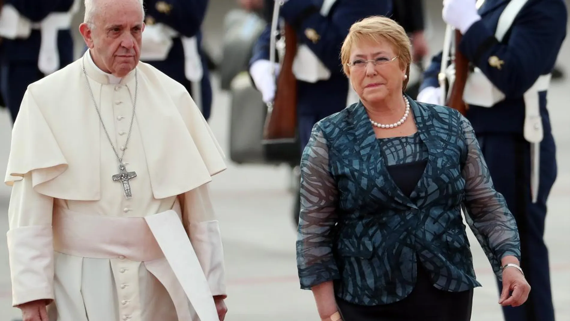 La presidenta de Chile, Michelle Bachelet (d), recibe al papa Francisco (i) a su llegada al Aeropuerto Internacional Comodoro Arturo Merino Benítez hoy