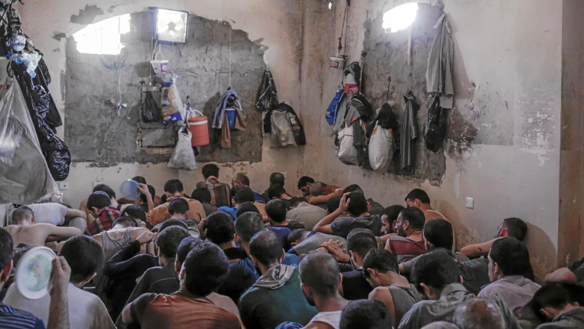 Decenas de combatientes del Estado Islámico en una cárcel de Mosul custodiada por las tropas iraquíes tras la toma de la ciudad