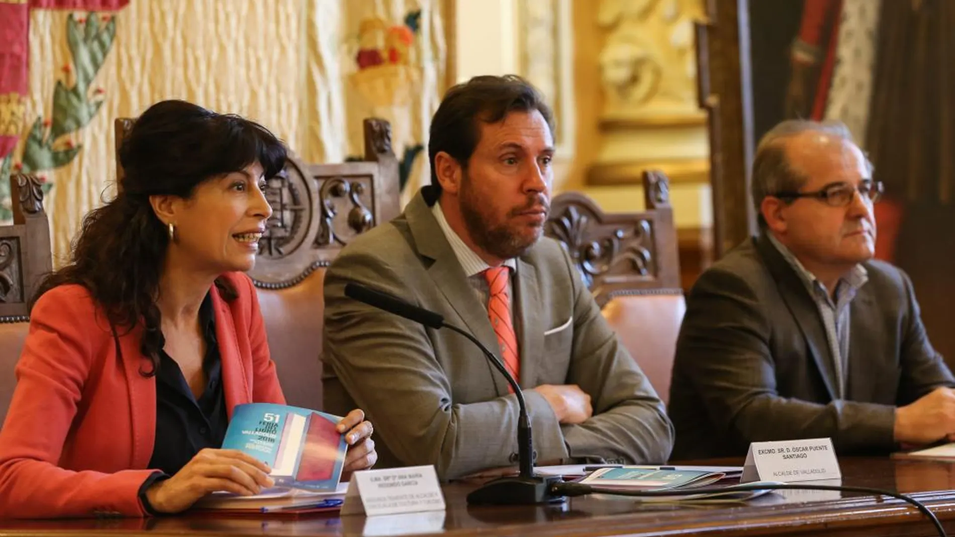 El alcalde, Óscar Puente; la concejala Ana Redondo y el presidente del Gremio de Libreros, Marco Antonio Blanco, presentan el programa de la cita cultural / Dos Santos