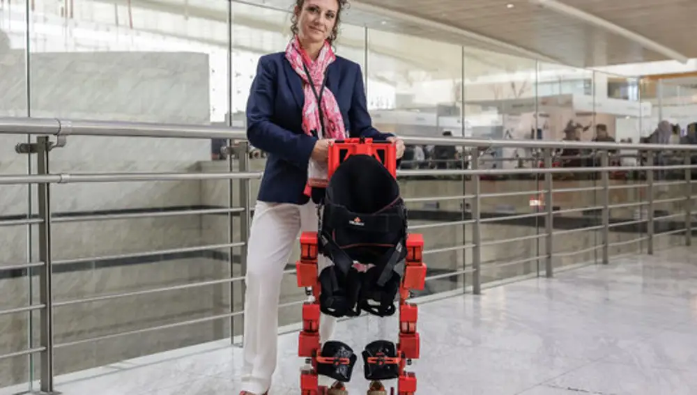 Elena García Armada con uno de los exoesqueletos que se mostraron en el congreso mundial de robótica IROS 2018. / Olmo Cavo / SINC