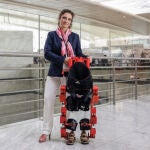 Elena García Armada con uno de los exoesqueletos que se mostraron en el congreso mundial de robótica IROS 2018. / Olmo Cavo / SINC