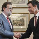El presidente del Gobierno en funciones, Mariano Rajoy (i), y el secretario general del PSOE, Pedro Sánchez (d)