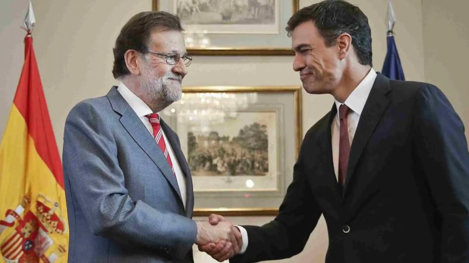 El presidente del Gobierno en funciones, Mariano Rajoy (i), y el secretario general del PSOE, Pedro Sánchez (d)