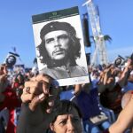 Cientos de cubanos acuden a un acto por el 50º aniversario de la muerte del Che en Santa Clara