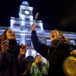 Cacerolada celebrada esta noche en la Puerta del Sol, en Madrid, que sirve de inicio a la jornada de huelga feminista