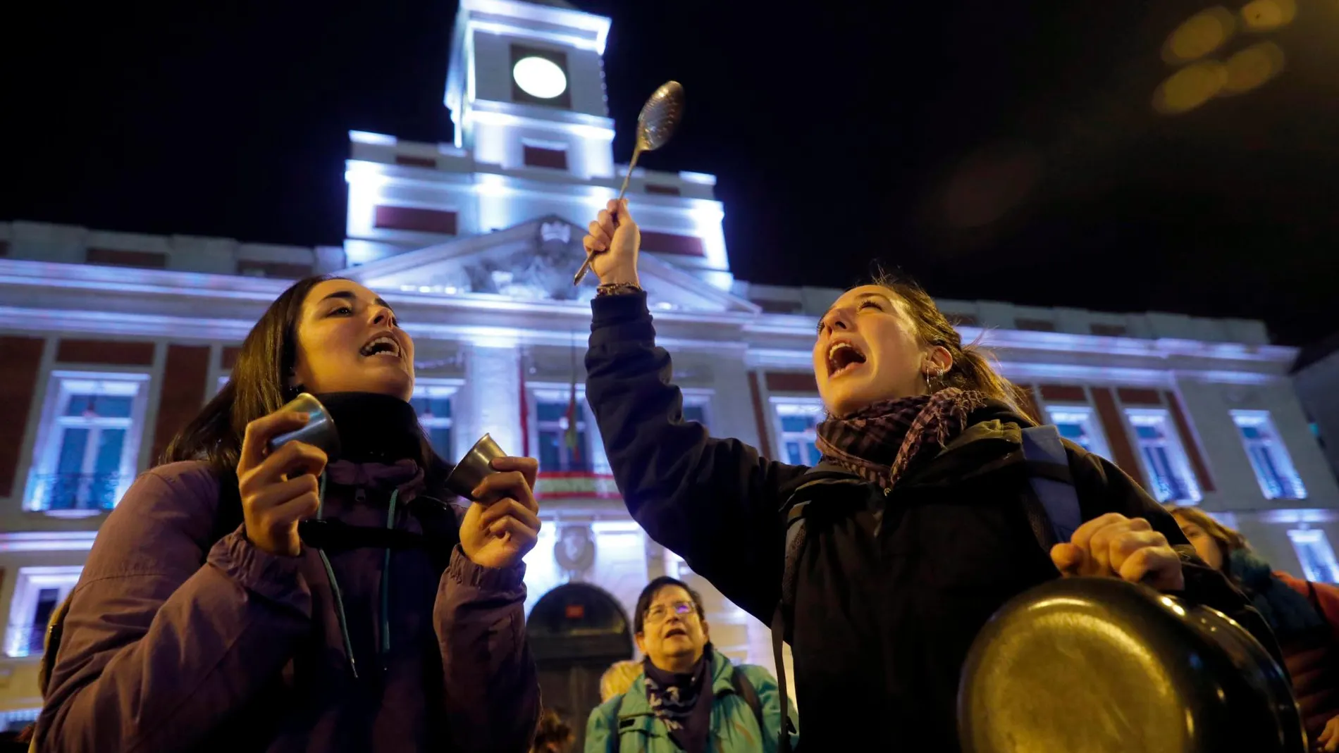 Cacerolada celebrada esta noche en la Puerta del Sol, en Madrid, que sirve de inicio a la jornada de huelga feminista