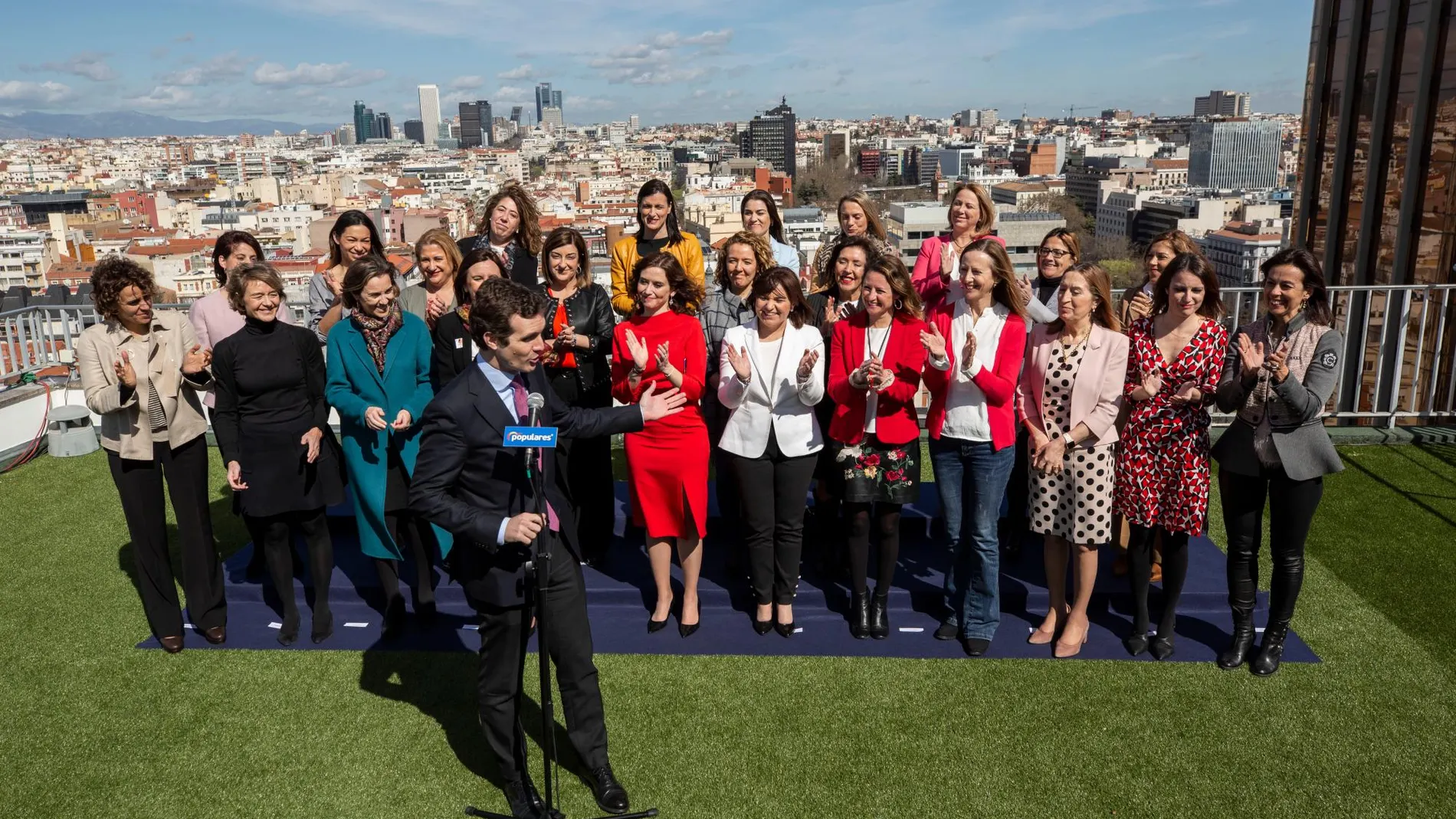 El presidente del PP, Pablo Casado, ayer con las mujeres de su partido