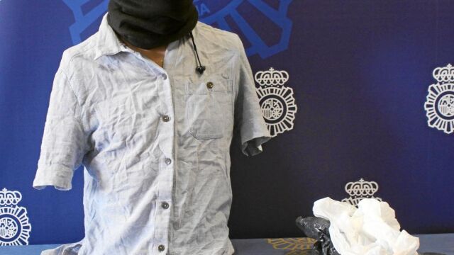 El hombre trató de ocultar su imagen con una gorra y una bufanda tipo braga