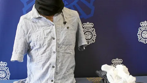 El hombre trató de ocultar su imagen con una gorra y una bufanda tipo braga