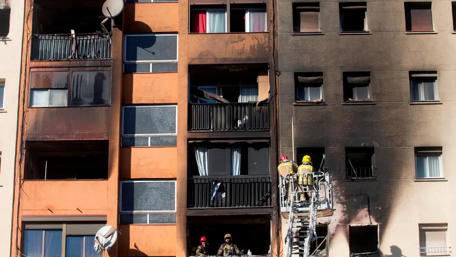Los Bomberos trabajan para apagar el incendio en el edificio de diez plantas en Badalona (Barcelona) el pasado día 5