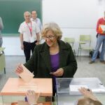 La alcaldesa de Madrid Manuela Carmena, vota en un colegio de la capital