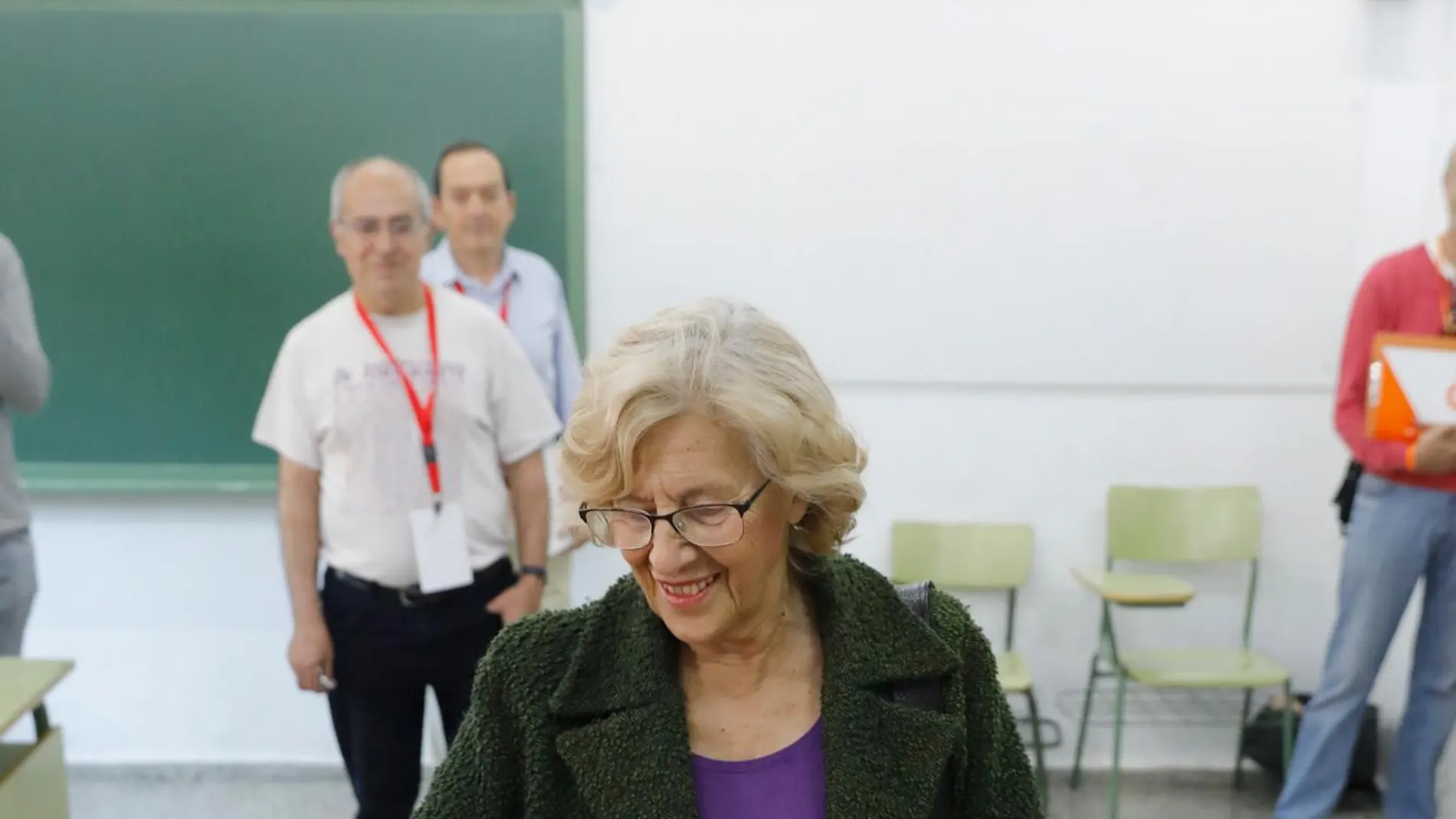 La alcaldesa de Madrid Manuela Carmena, vota en un colegio de la capital