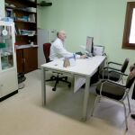 Un médico de familia atiende a una paciente en un consultorio de un pequeño municipio en la provincia de Valladolid