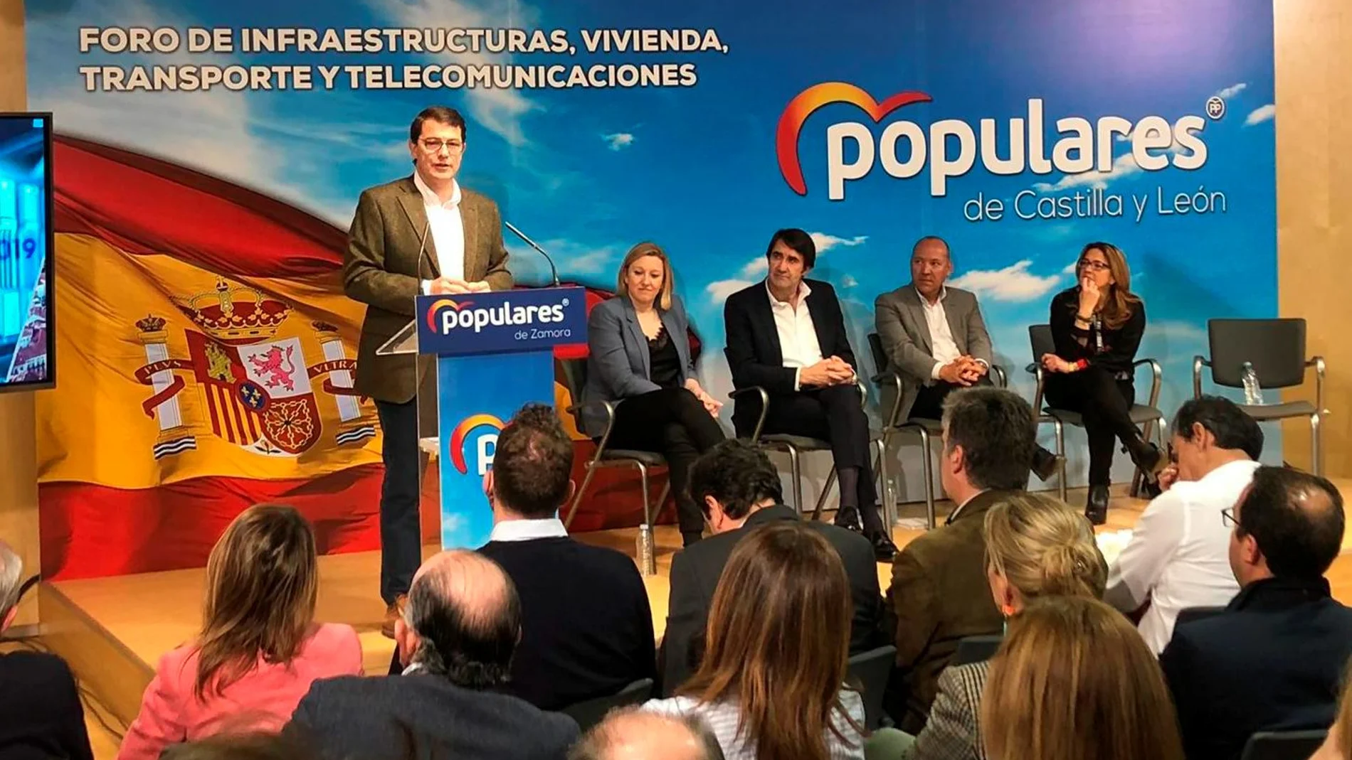 Fernández Mañueco interviene en el foro en presencia de Suárez-Quiñones, Isabel Blanco, Mayte Martín y José María Barrios