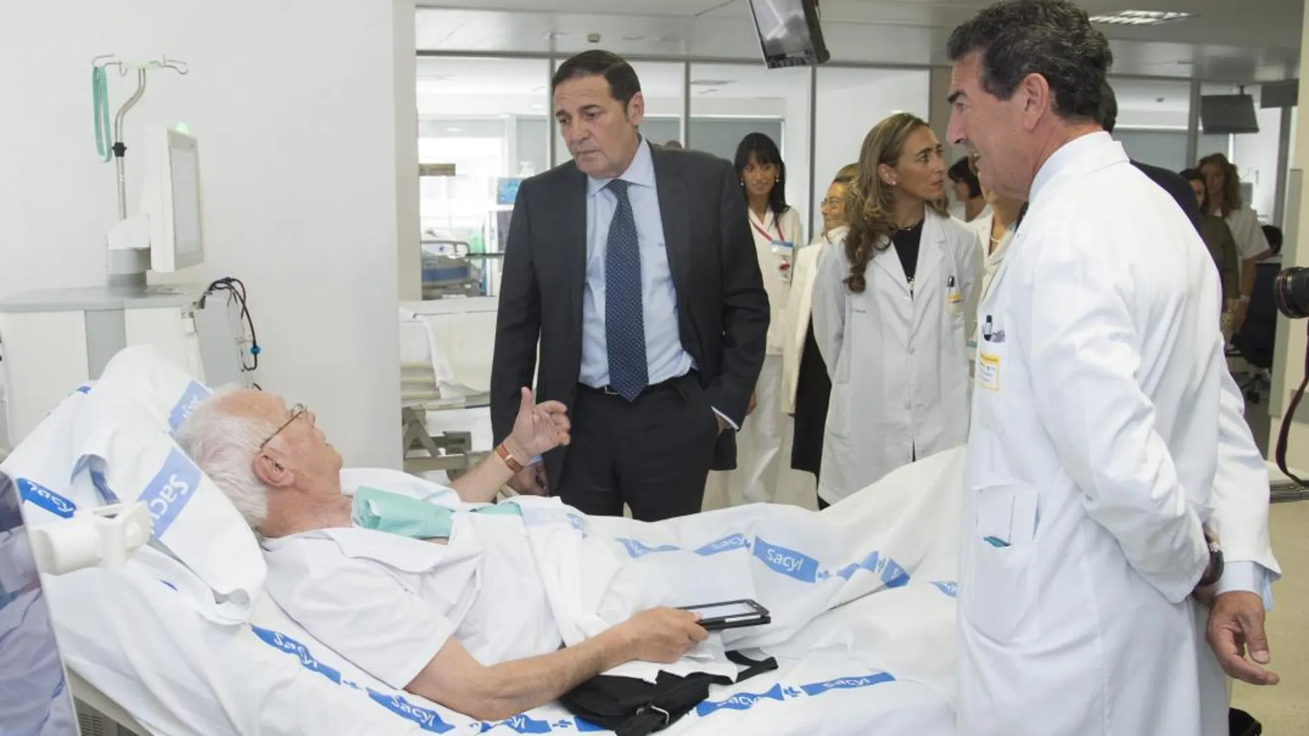 El consejero de Sanidad, Antonio María Sáez Aguado, dialoga con un paciente, durante una reciente visita al Complejo Hospitalario de Burgos