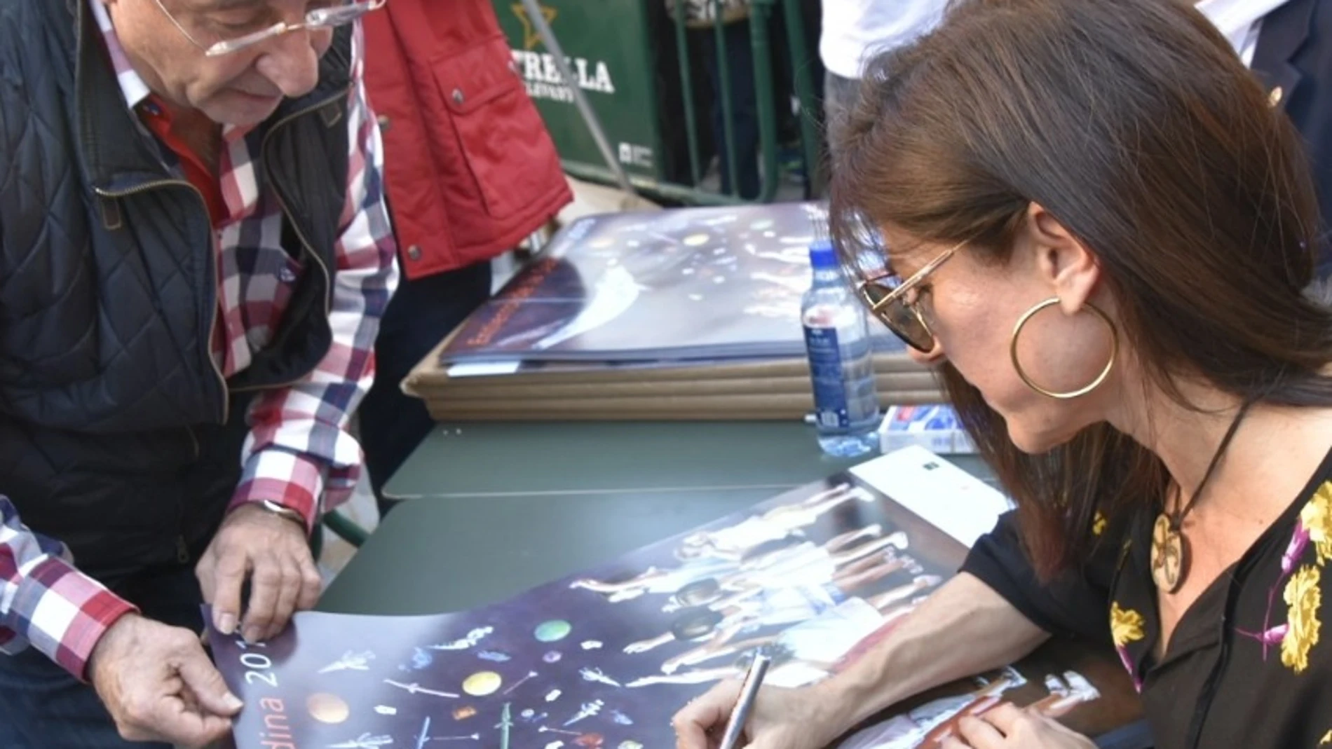La autora del cartel del Entierro de la Sardina, Perla Fuentes, firmando un ejemplar de su obra