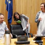Pablo Iglesias, Irene Montero y Carolina Bescansa en una reunión del Grupo Parlamentario de Podemos. Foto de archivo