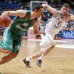 Tsartaris intenta escapar de la defensa de Mirotic