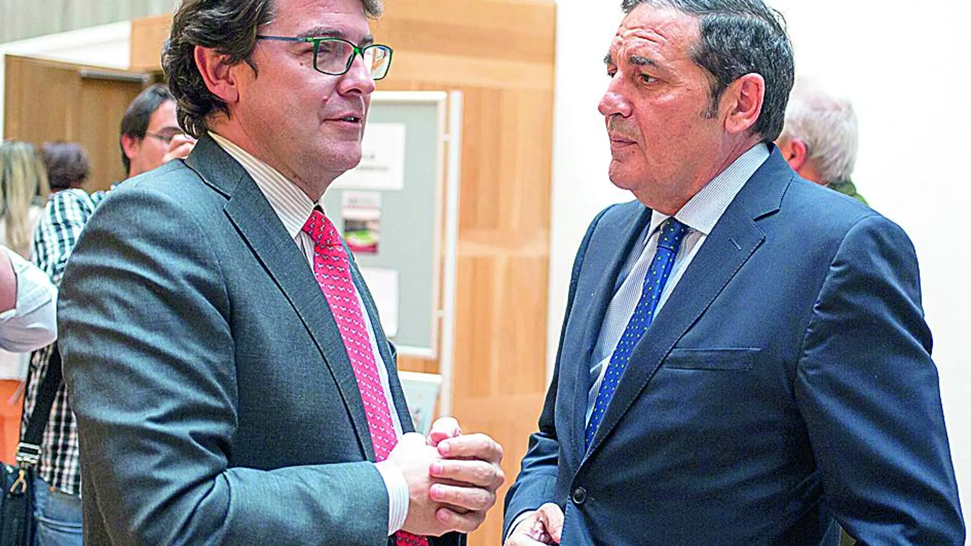 El consejero de Sanidad, Antonio Sáez Aguado, conversa con el alcalde de Salamanca, Alfonso Fernández Mañueco, momentos antes de inaugurar la jornada farmacéutica.
