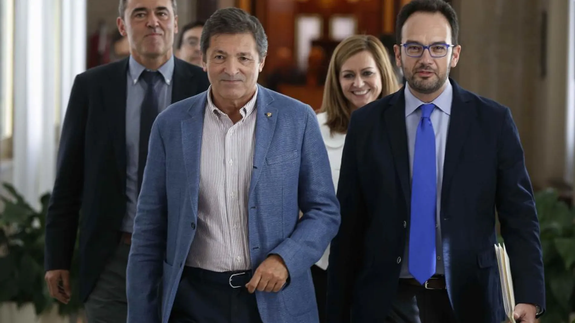 El presidente de la gestora del PSOE, Javier Fernández, junto al portavoz en el Congreso, Antonio Hernando, en los pasillos de la Cámara