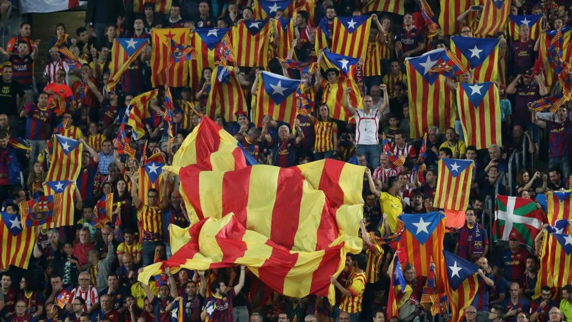 Banderas independentistas en la pitada al Rey en el Camp Nou en 2015