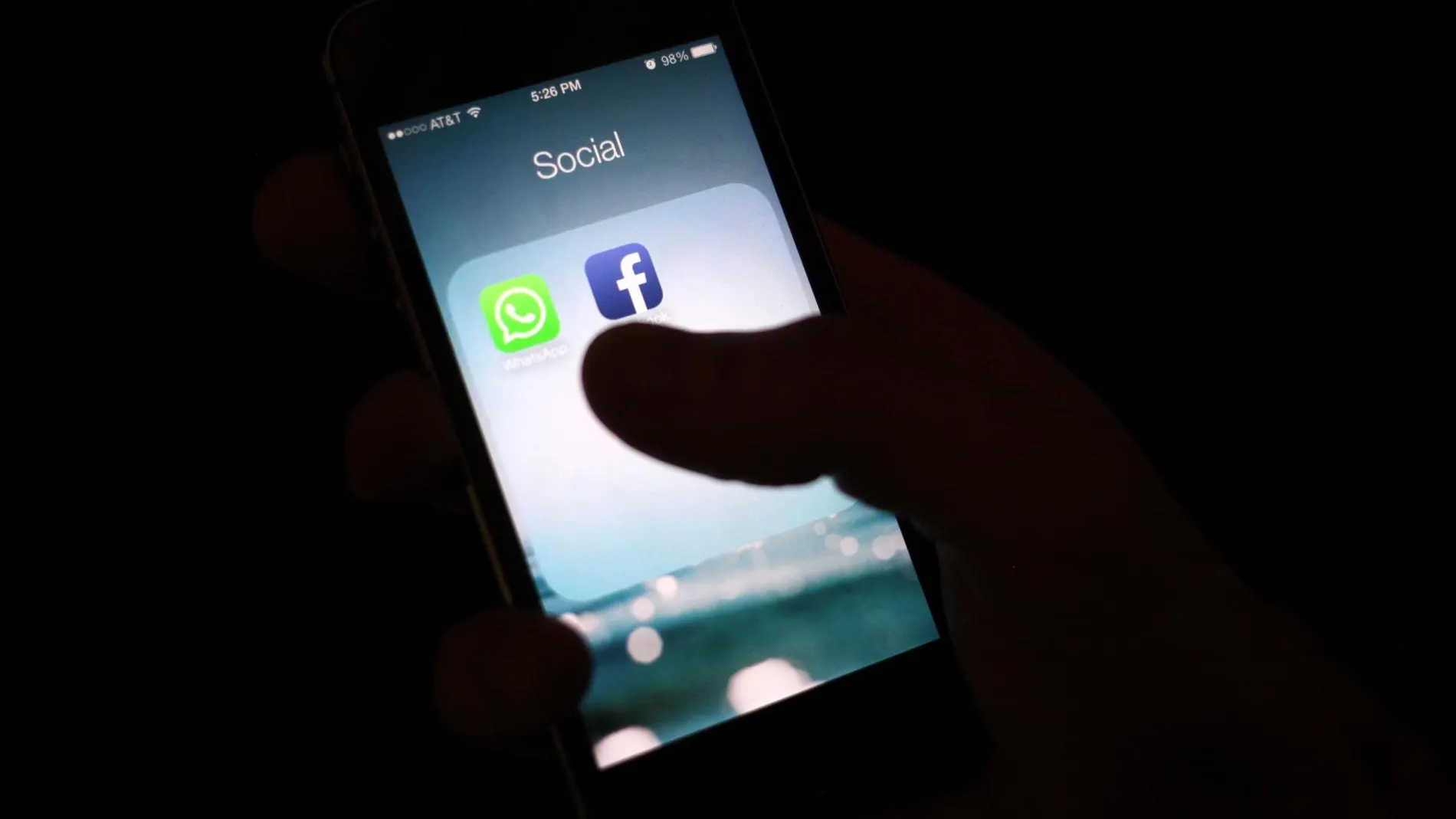 Facebook y WhatsApp, las dos aplicaciones más beneficiadas por la política de «zero rating» / AP