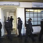 Varios policías ante la mezquita Al Taqwa durante un registro en Hamburgo