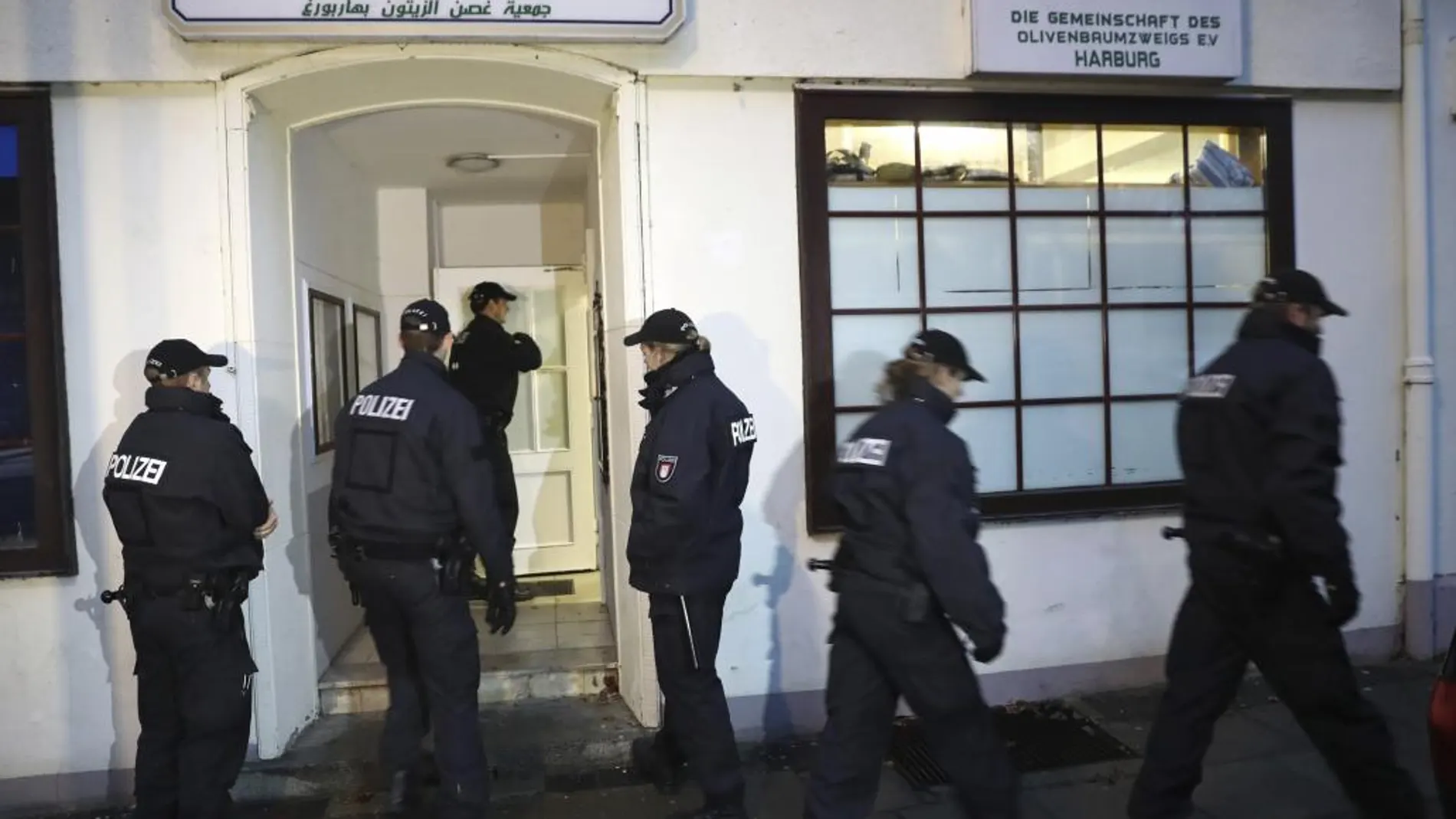 Varios policías ante la mezquita Al Taqwa durante un registro en Hamburgo