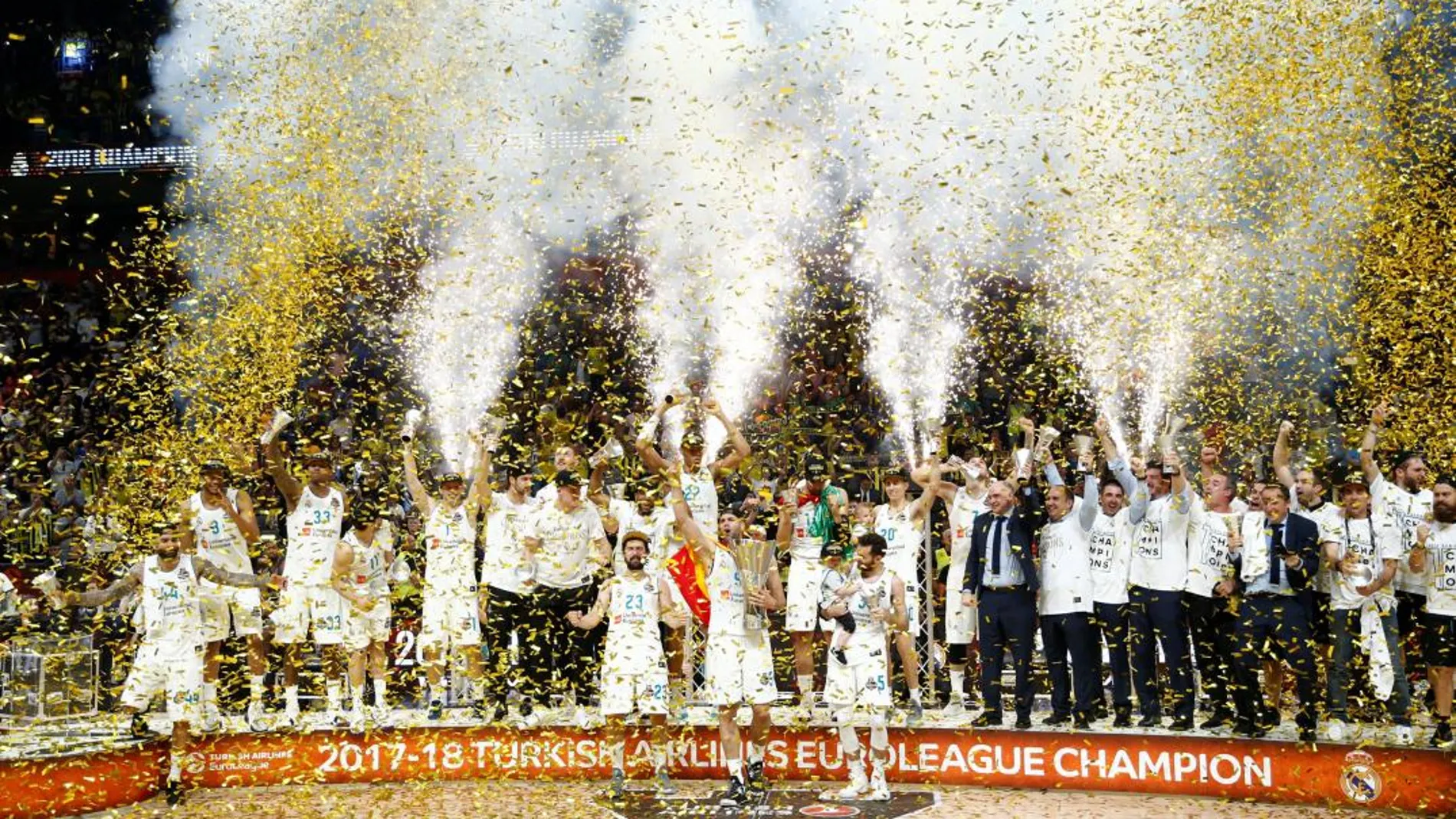 El Real Madrid de baloncesto celebra el triunfo en la Euroliga este año.