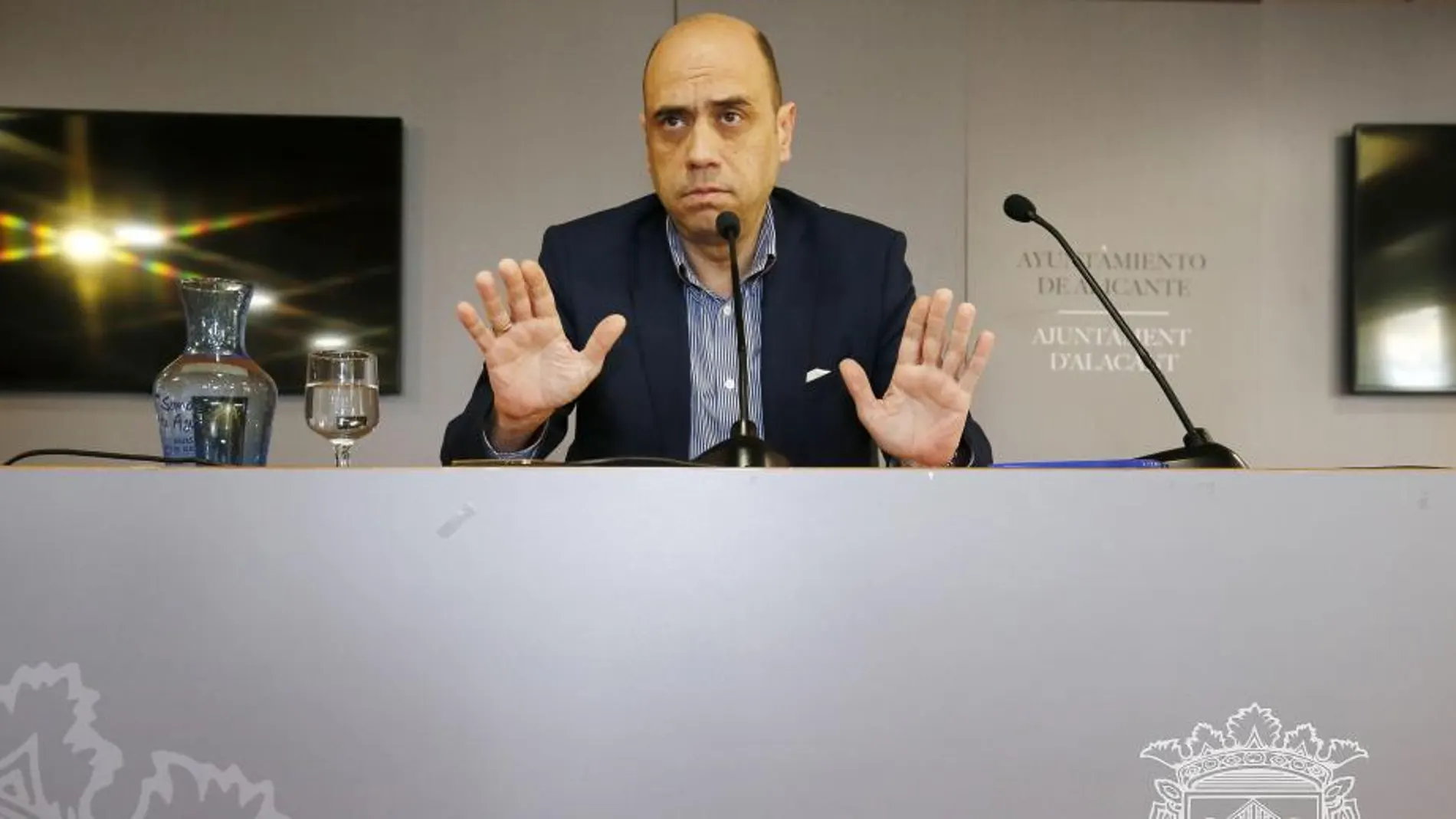 El alcalde de Alicante, Gabriel Echávarri, durante su comparecencia el lunes en la que anunció que dejará su cargo si la socialista Montesinos ocupa la Alcaldía