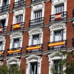 Varias banderas cuelgan de los balcones hoy en Madrid