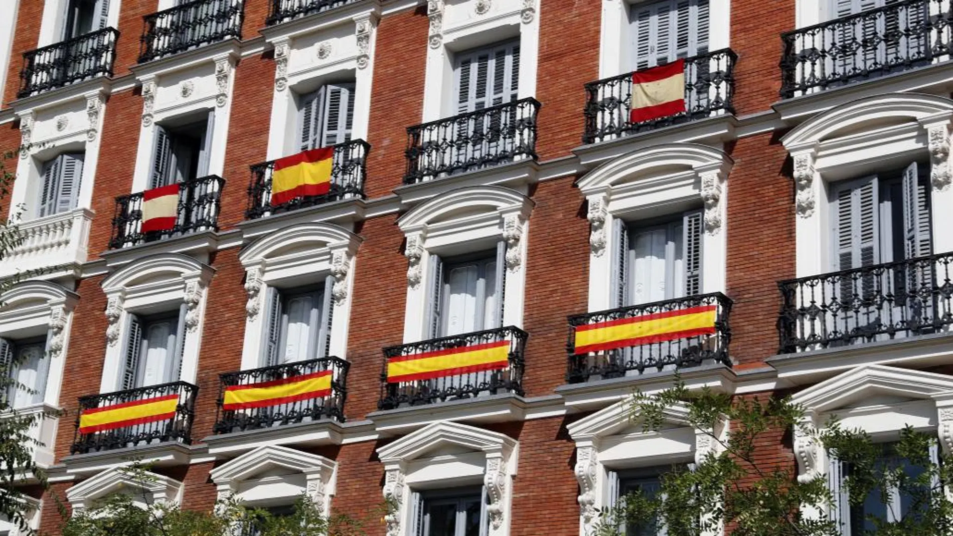 Varias banderas cuelgan de los balcones hoy en Madrid