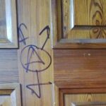 Puerta con símbolo feminista