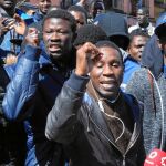 Decenas de sengaleses se concentraron ayer por la mañana en la plaza Nelson Mandela de Lavapiés donde pidieron una «investigación transparente» sobre la muerte de Mmame Mbaye