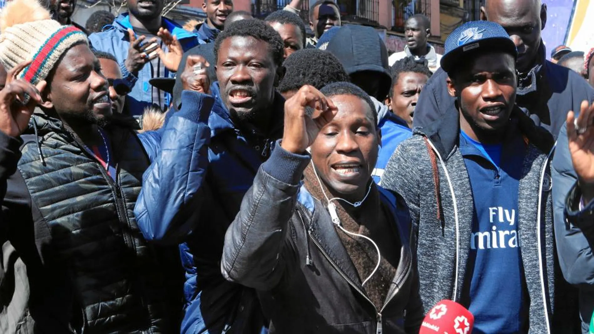 Decenas de sengaleses se concentraron ayer por la mañana en la plaza Nelson Mandela de Lavapiés donde pidieron una «investigación transparente» sobre la muerte de Mmame Mbaye
