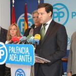 Raúl de la Hoz y Ángeles Armisén en la sede del Partido Popular de Palencia