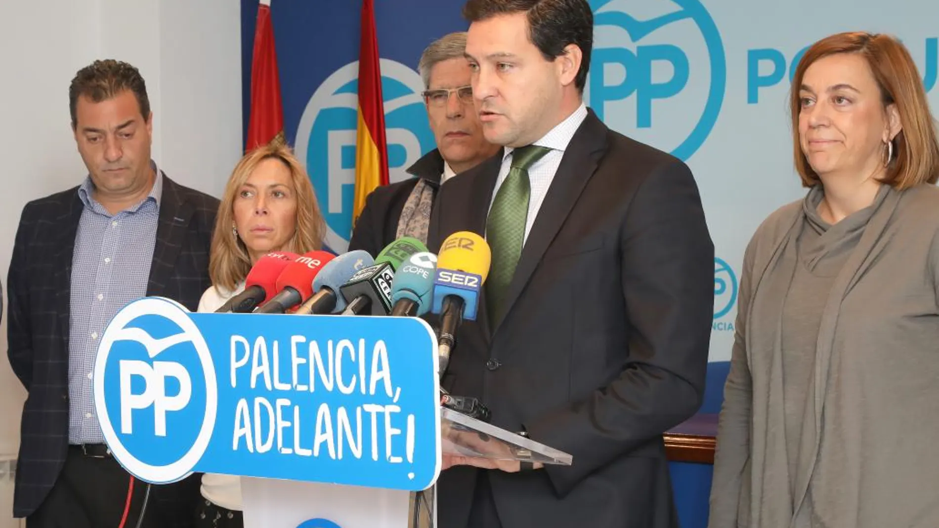 Raúl de la Hoz y Ángeles Armisén en la sede del Partido Popular de Palencia