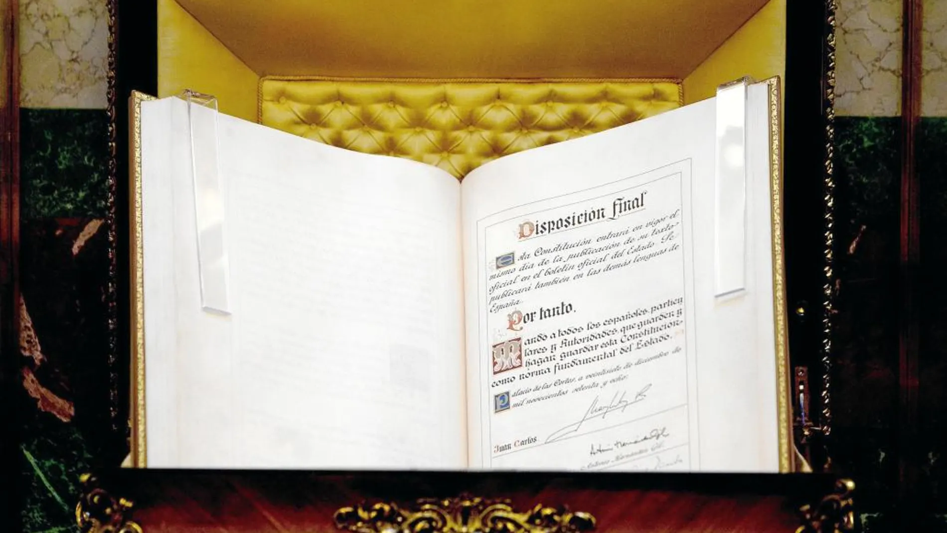 Ejemplar de la Constitución de 1978 expuesto en el Salón de Pasos Perdidos del Congreso de los Diputados
