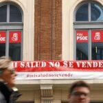 Con motivo del Día Mundial de la Salud, Gómez «amortizó» el balcón de la sede de Callao con un cartel sobre el debate sanitario