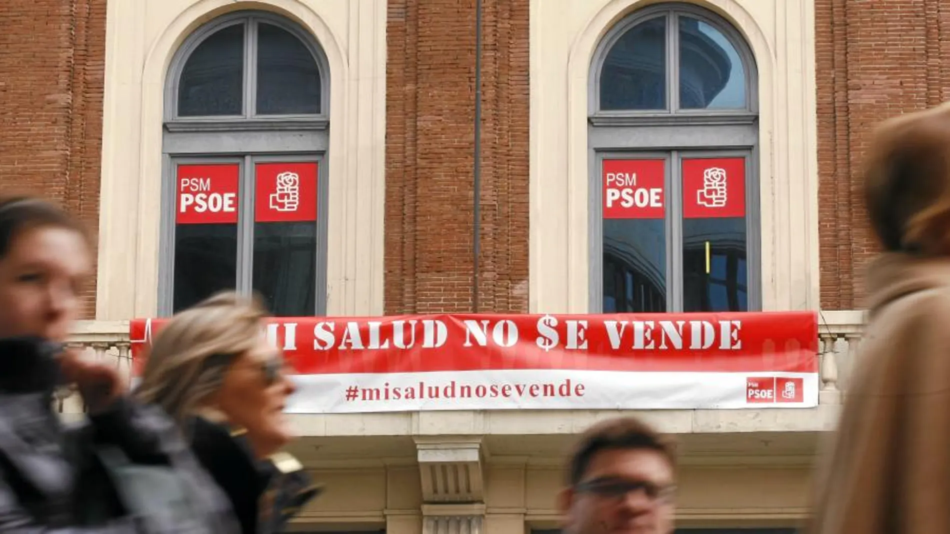 Con motivo del Día Mundial de la Salud, Gómez «amortizó» el balcón de la sede de Callao con un cartel sobre el debate sanitario