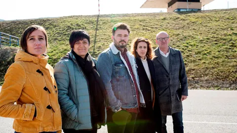 Marta Sibina, Marian Beitialarrangoitia, Gabriel Rufián, Alexandra Fernández y Joseba Agirretxea, a las puertas de la cárcel de Zaballa