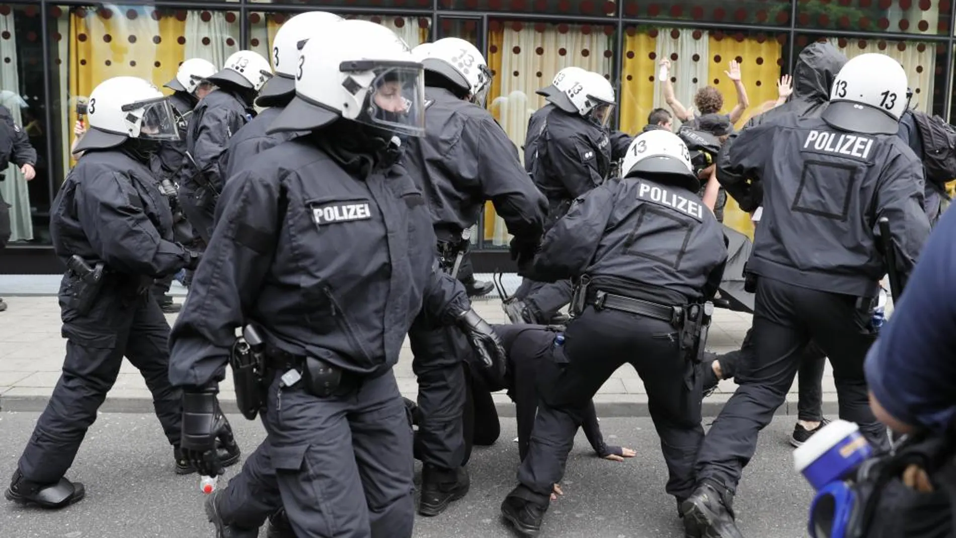 Varios manifestantes se enfrentan a la policía alemana durante una protesta contra la cumbre del G20 el pasado 7 de julio